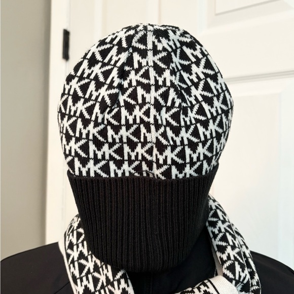 Michael Kors Scarf Gloves Hat Set🖤NWT🤍 - Picture 6 of 13